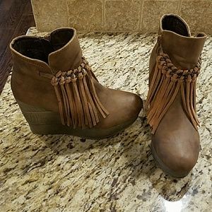Sbicca brown fringe booties size 7.5